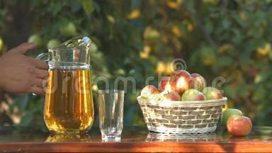 苹果汁和篮子，在苹果生长的背景种植苹果。 慢动作。